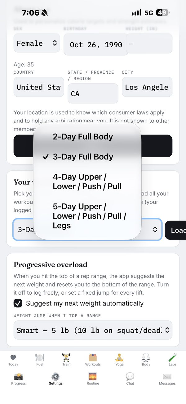 Settings: choosing a workout program from a list of 2-, 3-, 4- and 5-day splits, above the progressive-overload settings for automatic weight suggestions.